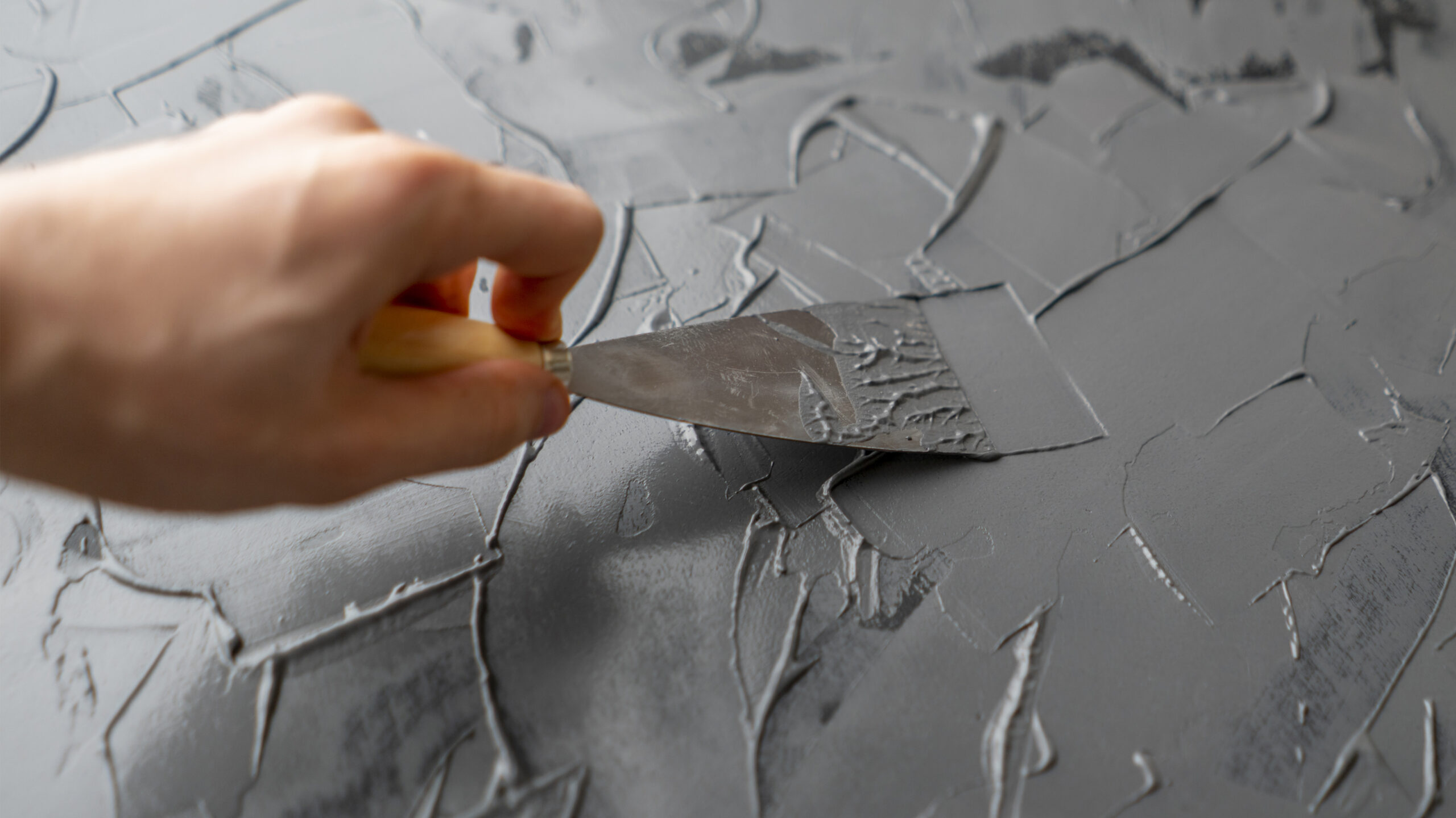 Build Save was developed to improve texture retention by strengthening fresh-state cohesion and controlling water migration in cementitious finishing systems.